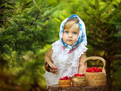 foto de niña con frambuesas  