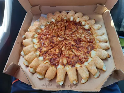 " Cheesy bites bbq chicken pizza from pizza hut Suriname"