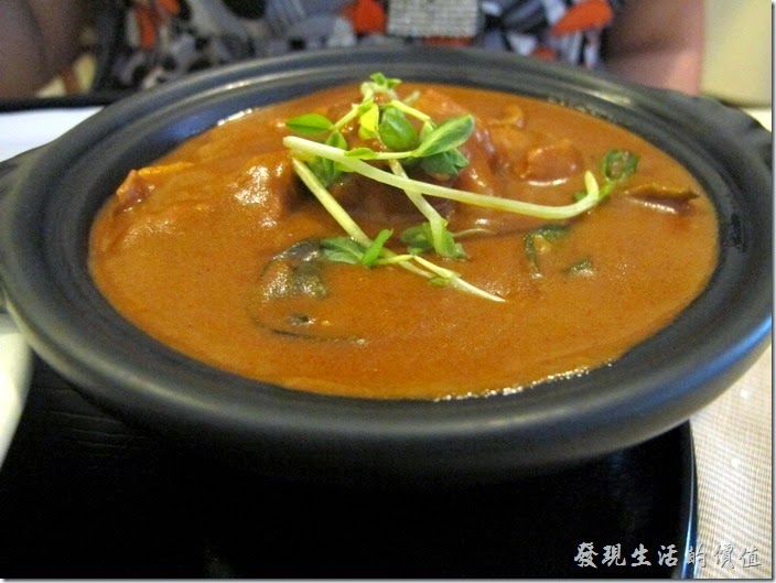 台南-洋蔥咖哩工房。椰汁雞肉咖哩飯，這椰汁雞肉咖理使用陶鍋盛裝比較不怕冷掉，一般咖哩如果冷掉就會不好吃。