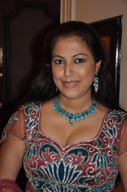 hot indian aunty cleavage show stills