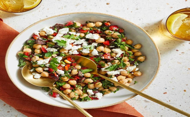 Delicious, Easy, and Nutritious: The Pepper & Chickpea Feta Salad for Summer Potlucks