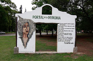 monumento con poema de Neruda