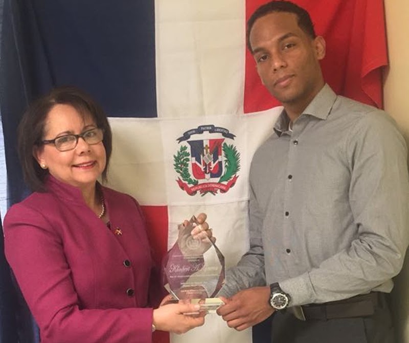  Consulado en  Boston reconoce estudiante dominicano sobresaliente del NECC en Massachusetts 