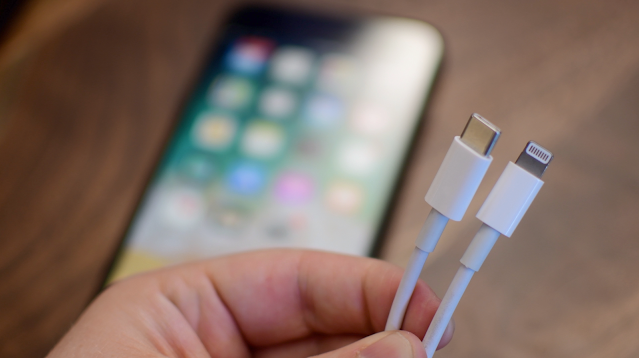 الاتحاد الأوروبي يحذر آبل بشأن الحد من سرعات كابلات USB-C غير المعتمدة لأجهزة iPhone