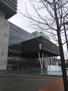 Detalle de la fachada del Bilbao Exhibition Centre, BEC de Barakaldo que acogió el desembalaje de bilbao