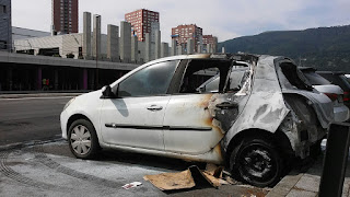 Incendiados de madrugada dos coches aparcados uno junto al otro en Megapark