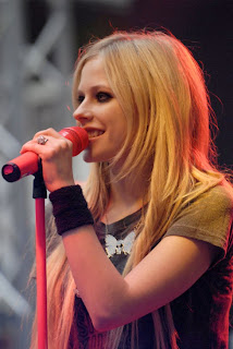 Avril Lavigne Long Blonde Wavy Hairstyles