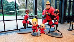 Los personajes de la película Los Increíbles en sus poses más características, dentro del Steve Jobs Building de Pixar.