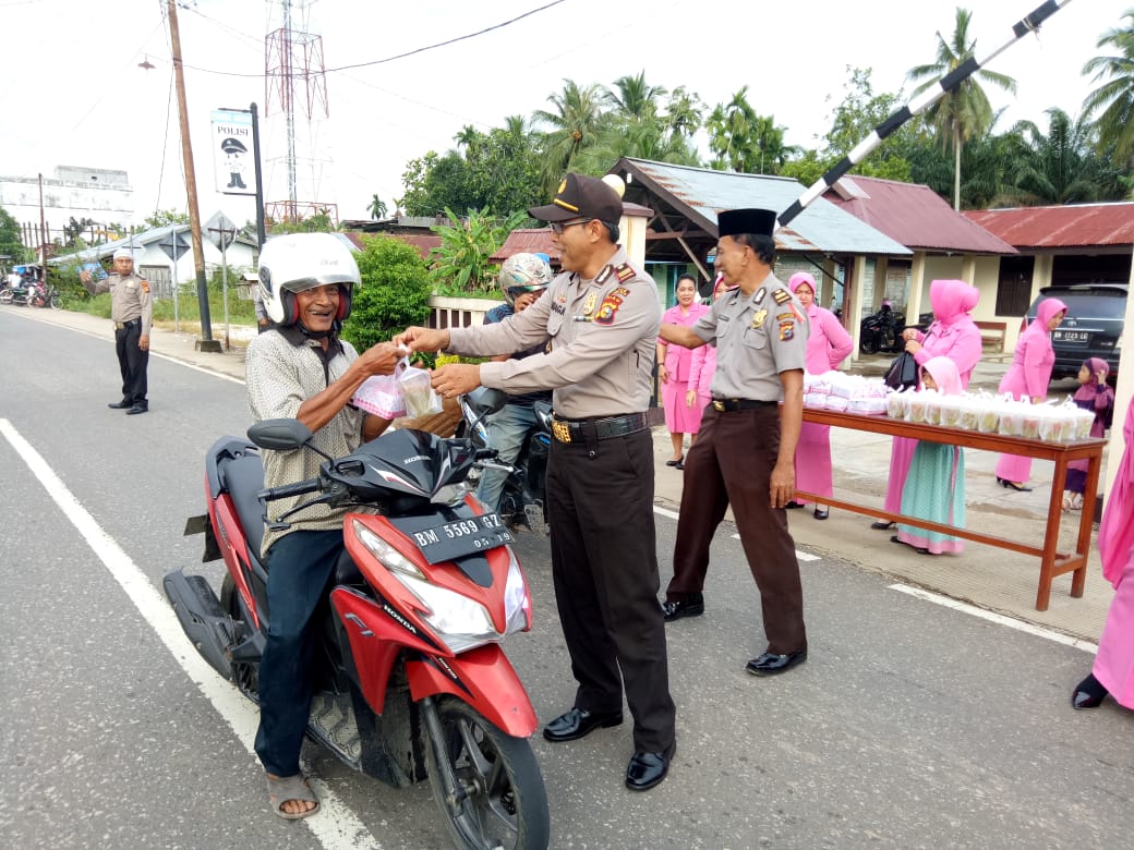 Berbagi Takjil, Meningkatkan Hubungan Harmonis Bersama Masyarakat