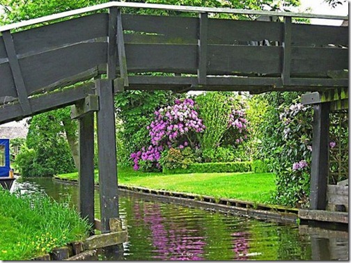 a_dutch_village_only_accessible_by_boat_640_25