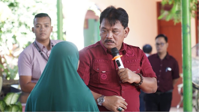 Bupati Nganjuk, Marhaen Djumadi, saat berdialog dengan salah satu wali murid dalam kegiatan parenting education di SMPN 1 Loceret, Kamis 27 Juli 2023