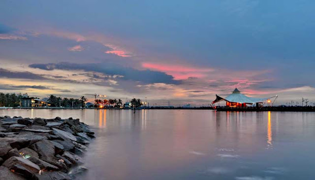 Panorama Pantai Ancol Saat Senja