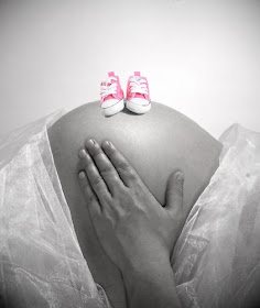 Fotos de gravidez com sapatinho do bebê