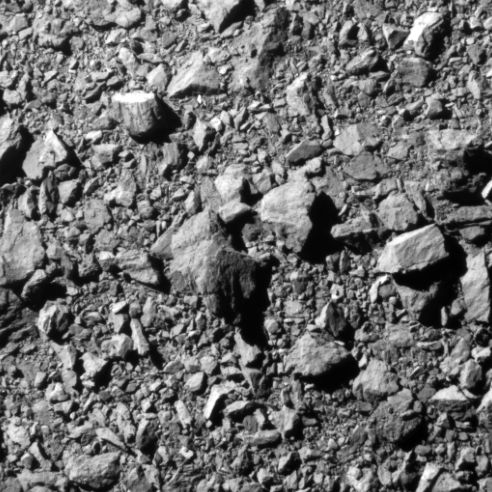 La última imagen completa del asteroide Dimorphos, tomada por el generador de imágenes DRACO de la misión DART de la NASA, a unas 7 millas (12 kilómetros) del asteroide y 2 segundos antes del impacto.