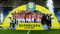 Los jugadores y el cuerpo técnico del Athletic celebran el triunfo en la final de la Supercopa de España. F. C. BARCELONA 2 ATHLETIC CLUB DE BILBAO 3. 17/01/2021. Supercopa de España, final. Sevilla, estadio de La Cartuja. GOLES: 1-0: 40’, Griezmann. 1-1: 42’, De Marcos. 2-1: 77’, Griezmann. 2-2: 90’, Villalibre. 2-3: 93’, Iñaki Williams.