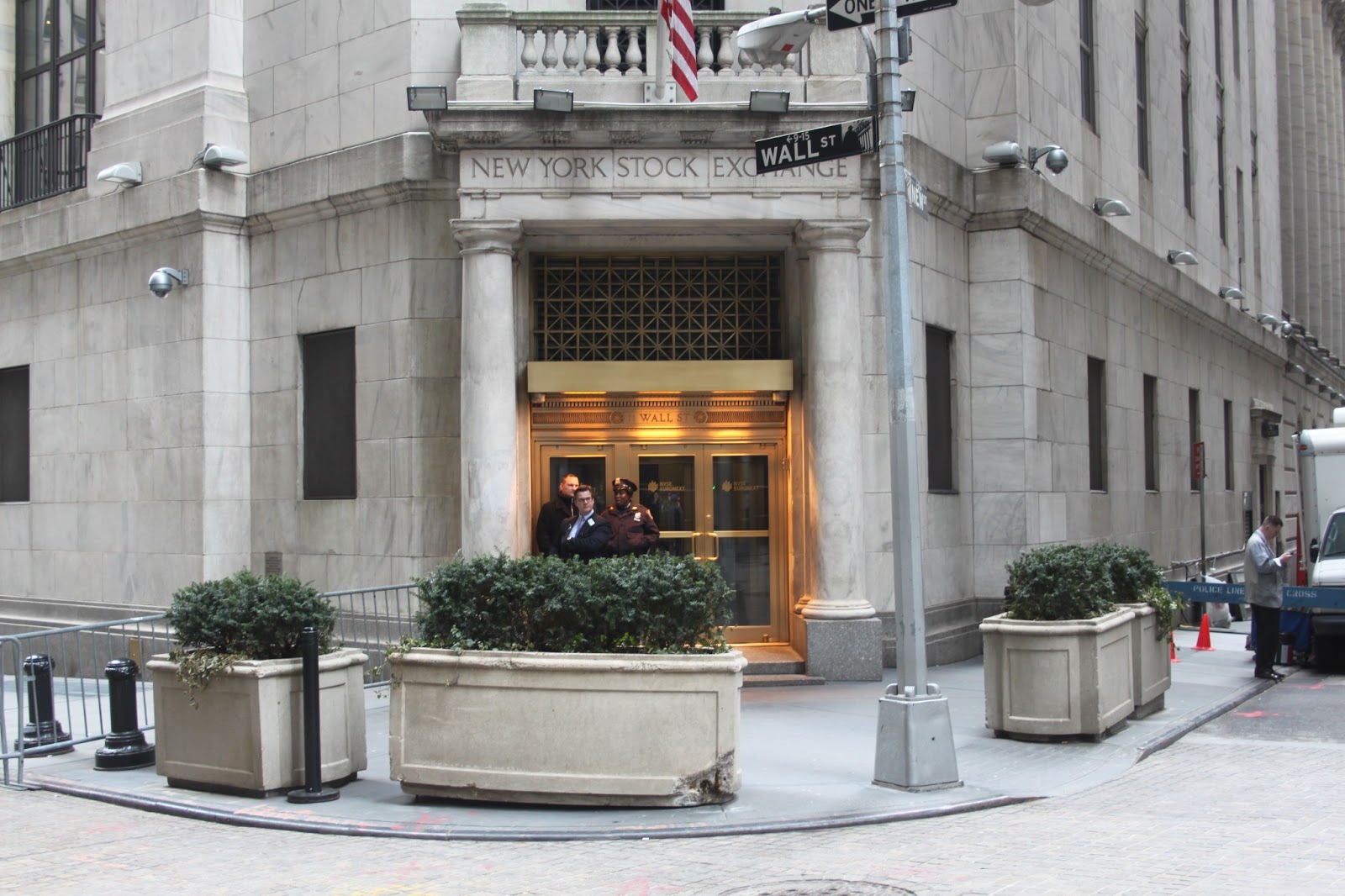 Insprängd på en trång gata ligger NYSE och det måste vara en ...