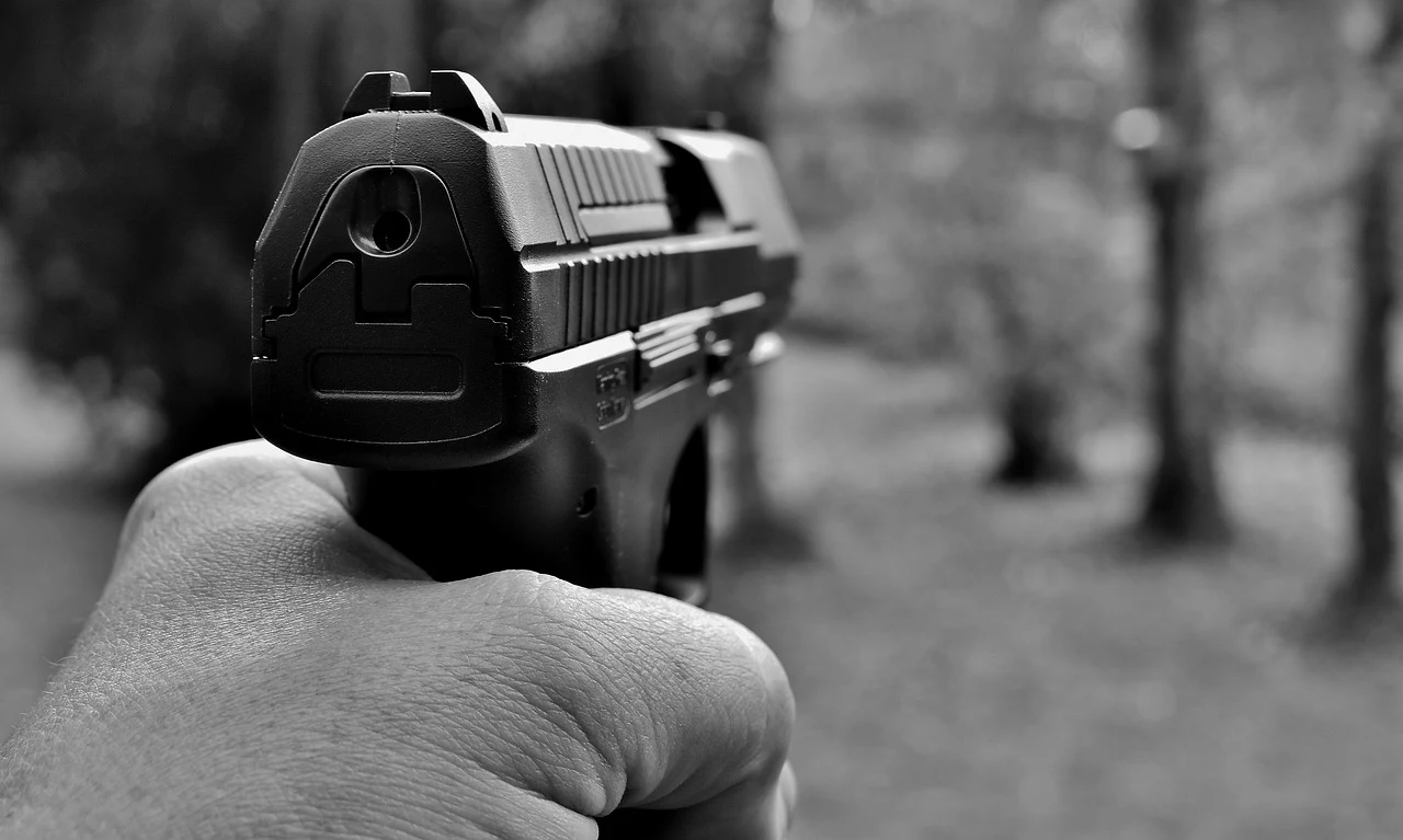 Agresión y disparo en Salto: Interviene policía tras incidente con arma de fuego
