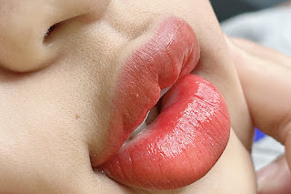 Có nên dùng son kích màu sau khi phun môi?