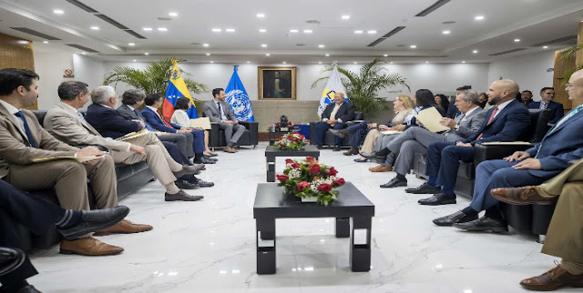 El Consejo Nacional Electoral (CNE) de Venezuela recibió este martes a un equipo técnico de la Organización de las Naciones Unidas (ONU), que viajó al país para explorar la viabilidad de una veeduría, de cara a las elecciones presidenciales del próximo 28 julio, informó el canal estatal VTV.  Aunque los medios estatales aseguran que la ONU «se suma al plan de veeduría internacional», la decisión del organismo multilateral de participar o no como observador aún no ha sido anunciada.  Esta visita se suma a la de representantes de la Unión Europea (UE) y del Centro Carter, quienes se reunieron recientemente con autoridades del Gobierno y del CNE para evaluar el cronograma electoral y valorar el envío de una misión de observación para los comicios, algo que todavía no ha sido confirmado.  A principios de abril, el presidente del CNE, Elvis Amoroso, dijo que la UE «ha sido desinformada permanentemente» sobre los comicios del 28 de julio, y que esperaba que la comisión del bloque comunitario que visitó el país verificase las garantías que ofrece el proceso.  El pasado 11 de abril, el Consejo de Expertos Electorales de Latinoamérica y el Observatorio Parlamentario y Electoral para la Integración Regional firmaron junto al CNE un acuerdo de observación para las presidenciales.  El CNE y el Ministerio de Relaciones Exteriores crearon una comisión mixta para atender «permanentemente» cada una de las actividades que se desarrollarán durante las visitas para posibles misiones de observación electoral.