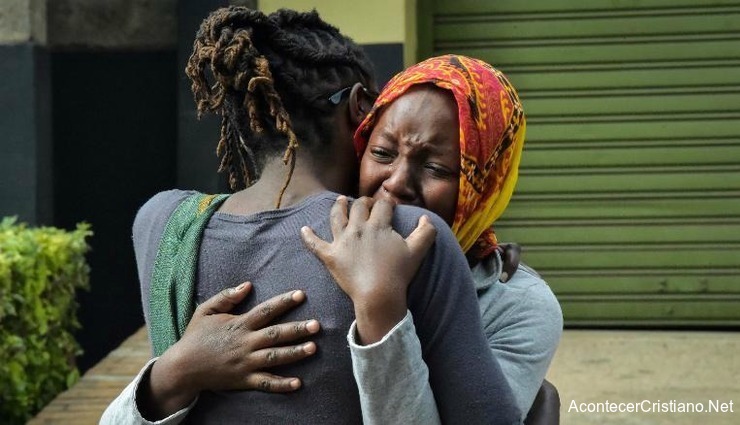 Mujer africanas lloran la muerte de sus familiares en iglesia