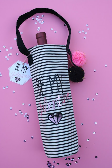 How adorable is this DIY Galentine's Day Wine Bag (+ FREE printable tag)!?