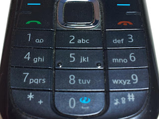 Destaque para a ranhura na tecla '5' do teclado do celular Nokia 3120