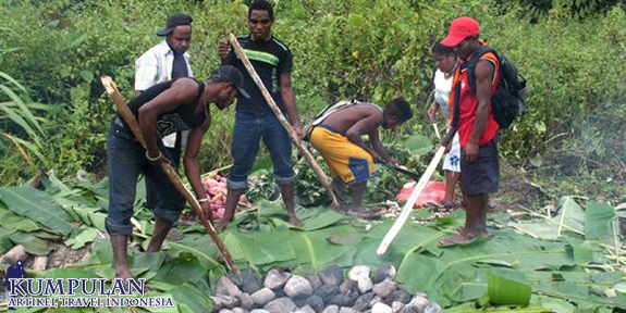 Pesta Bakar Batu di Papua