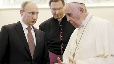 Putin alături de Papa Francis - imagine preluată de pe site-ul yournewswire.com