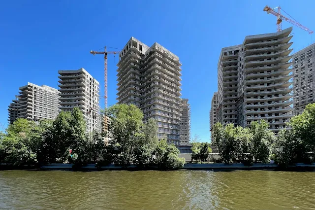 Москва-река, Симоновская набережная, строящийся жилой комплекс Foriver