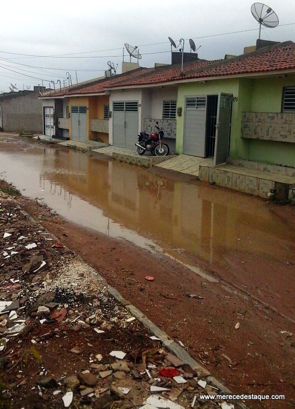 Moradores pedem providências para alagamento de rua em Santa Cruz do Capibaribe