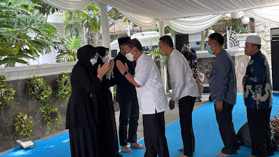 Takziah ke Rumah Ridwan Kamil, Yana tak Kuasa Tahan Air Mata