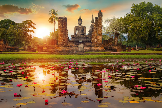 Sukhothai là thủ đô đầu tiên của nước Xiêm La, thành lập khoảng giữa những năm 1238 và 1257 và nơi đây được cai trị bởi nhiều vị vua nhưng được ghi nhớ nhất là Ramkhamhaeng đại đế, vì đã sáng tạo ra bảng chữ cái Thái Lan và đặt nên nền tảng vững chắc cho chế độ quân chủ, tôn Phật giáo thành quốc giáo… Phong cảnh nơi đây trở thành điểm du lịch Thái Lan hấp dẫn và lý tưởng, giúp du khách hiểu hơn về văn hóa, lịch sử phong phú của Vương quốc Thái Lan, với các điểm dừng chân như: Đền Hoàng gia Wat Mahathat, Phật đường, bảo tàng quốc gia Ramkhamhaeng và các thành lũy, kênh đào…