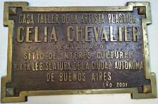 La imagen muestra la placa del reconocimiento de la legislatura a la artista plástica