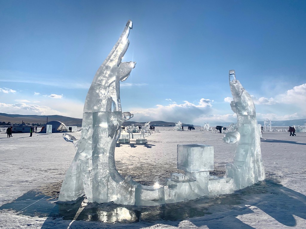 Иркутск якутская. Ледяной парк Якутск. Ледяные скульптуры на Байкале 2023. Ледяные фигуры на Байкале 2024. Парк ледяных скульптур.