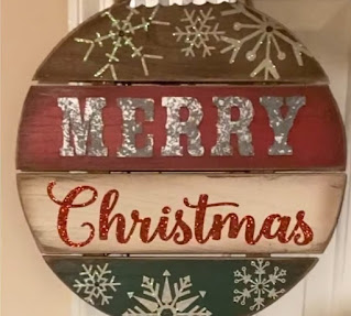 Wall ornament saying, "Merry Christmas"