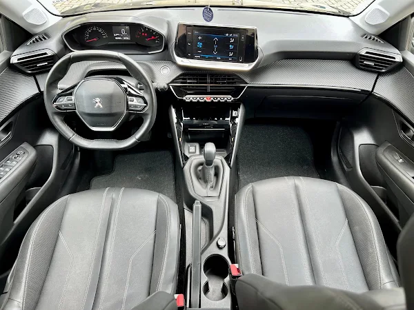 Peugeot 208 1.6 Automático Allure 2022 semi-novo: interior