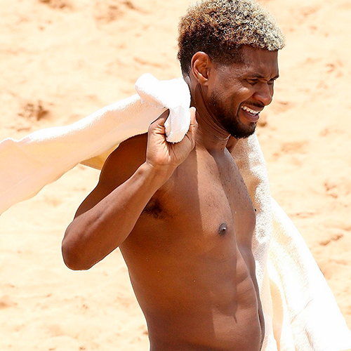 Usher sem camisa na praia