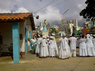 O dia amanheceu com culto em frente á Casa de Iemanjá e entrega de oferendas