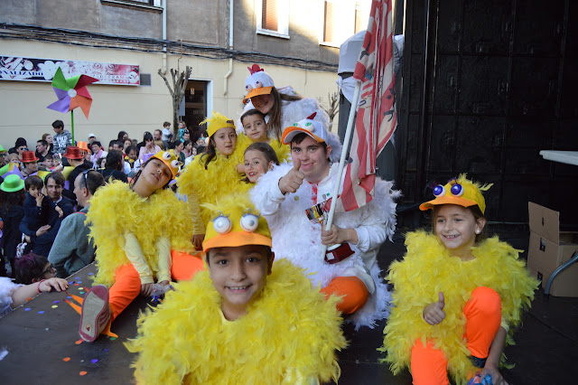 bajada de disfraces en las fiestas de Lutxana