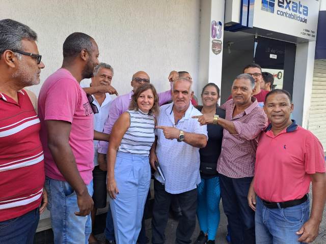 Cida Moura e recepcionada por apoiadores na porta da emissora de rádio FM Cidade.