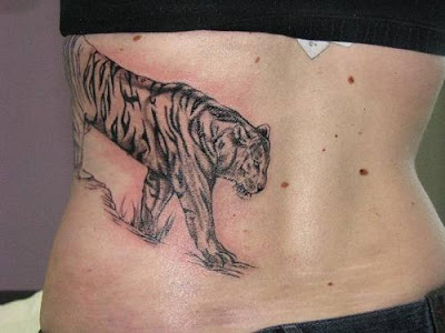 tigre tatuado nas costelas