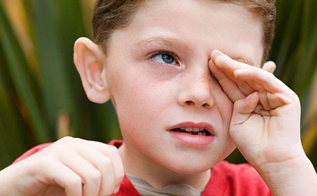 اسباب تورم العين المفاجئ عند الاطفال