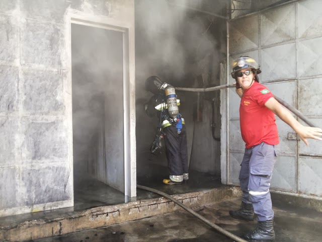 Incêndio de grandes proporções atinge quatro casas no Bairro São Jorge