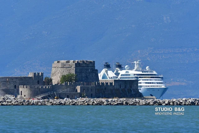 Το κρουαζιερόπλοιο Seabourn Odyssey στο Ναύπλιο (βίντεο)