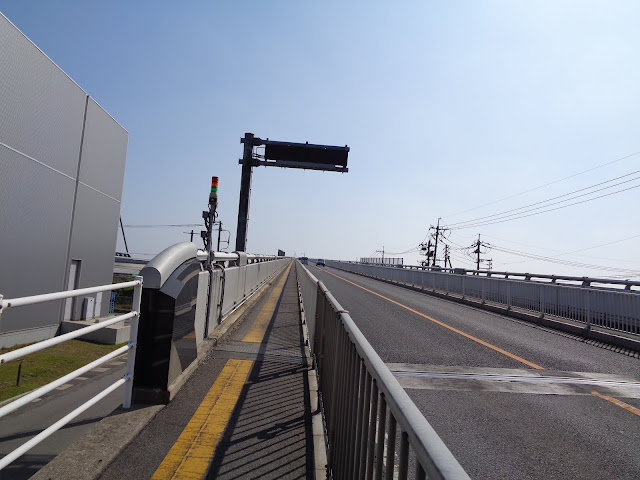 江島大橋（ベタ踏み坂）に上ります
