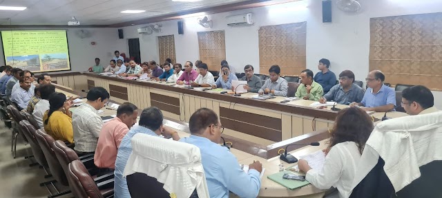 फिरोजाबाद: डीएम ने निर्माणाधीन परियोजनाओं की समीक्षा बैठक हुई आयोजित। 
