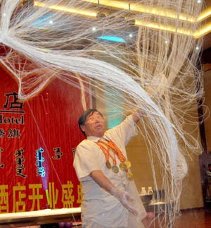 เส้นก๋วยเตี๋ยว ยาวที่สุดในโลก ( Longest Noodle )