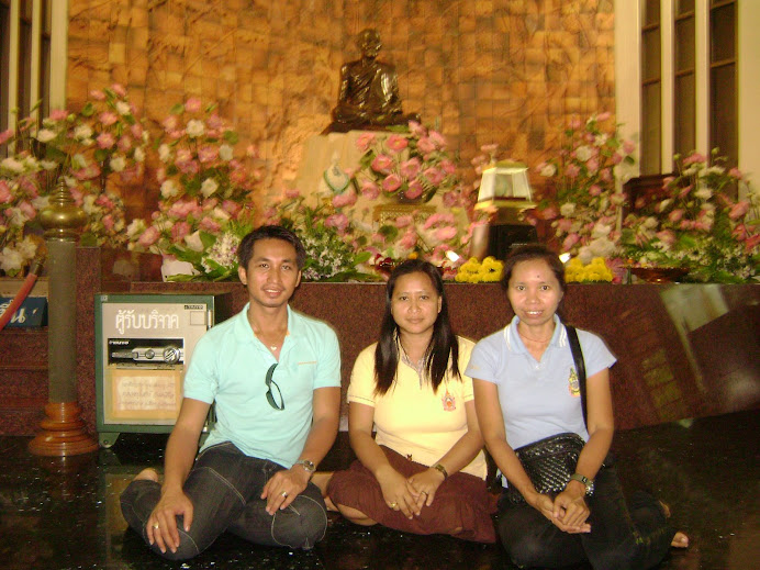 ครูคณิตร่วมส่งครูย้ายที่จังหวัดสกลนคร ( ในภาพที่วัดหลวงปู่ มั่น ภูริทัดโต ที่มีชื่อเสียงทางกรรมฐาน)