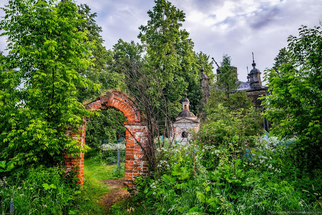 Кирпичная арка - вход на кладбище