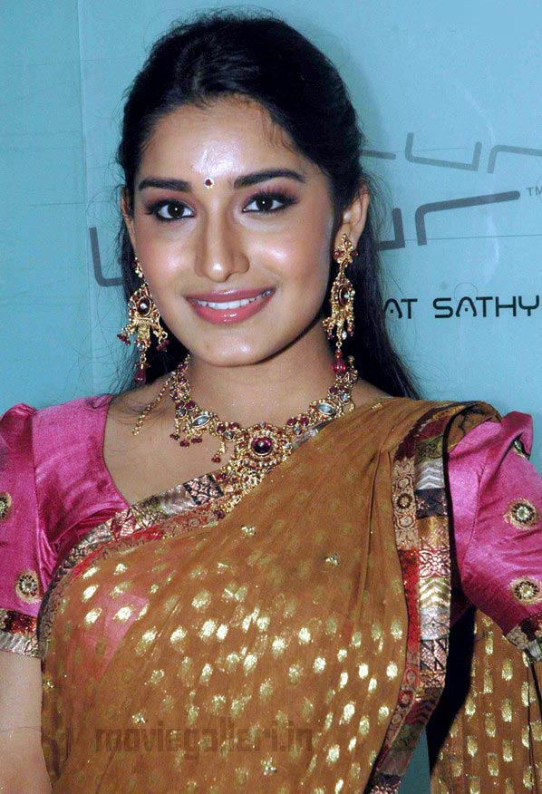 Uttara Navel Saree Pic - Uttara Hot Navel Pics in Saree